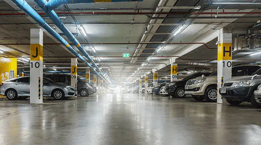 Autos im Parkhaus
